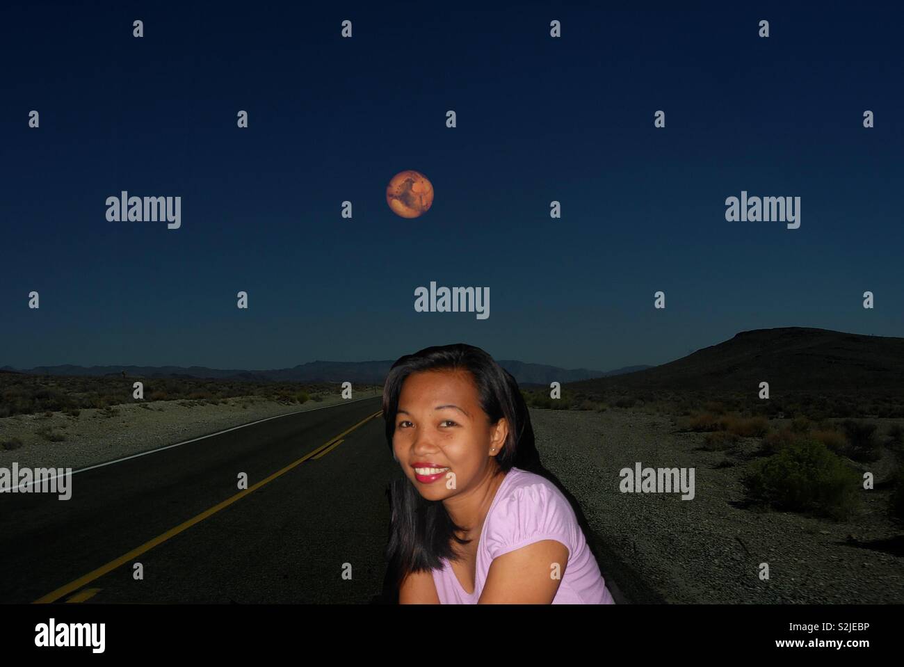Combiner deux images : fille est à Cebu aux Philippines et l'autoroute de Danao est IH10 entre San Antonio et El Paso, Texas - arrêter de saisir la lune rouge sang. Nikon D3200. Banque D'Images