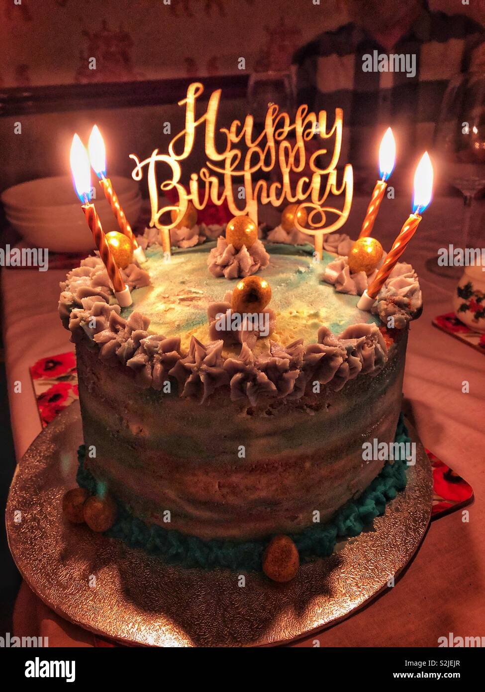 Gâteau d'anniversaire avec des bougies. Banque D'Images