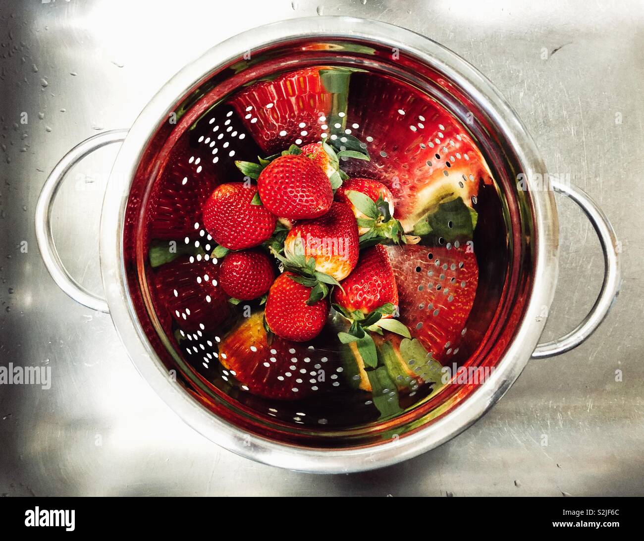Fraises fraîches dans une passoire en métal Banque D'Images