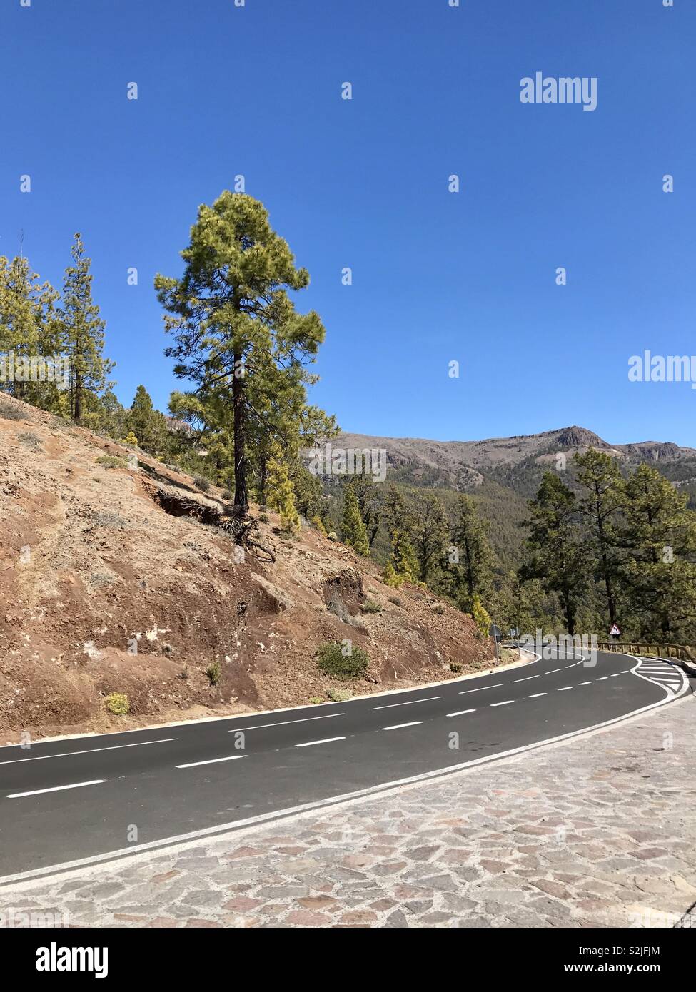 La route ensoleillée dans le parc national du Teide, Tenerife Banque D'Images