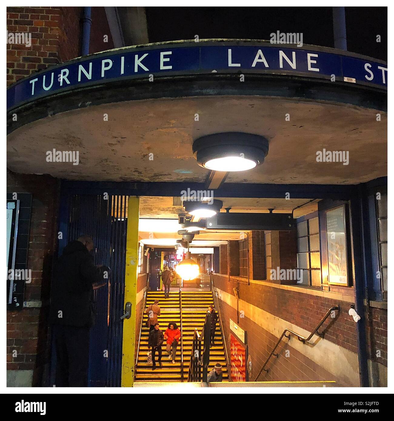 La station de métro Turnpike Lane de nuit extérieur style Art déco à Londres Banque D'Images