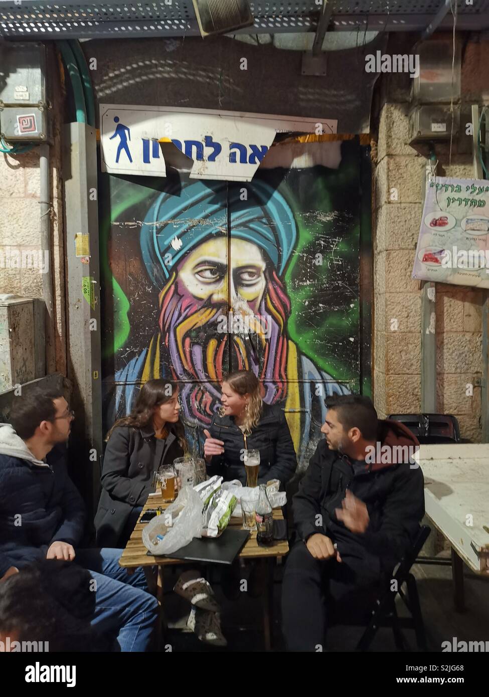 Le quartier animé du marché Mahane Yehuda à Jérusalem dans la nuit. Restaurants et bars ouverts la nuit comme la journée fournisseurs fermer leurs étals et boutiques. Banque D'Images