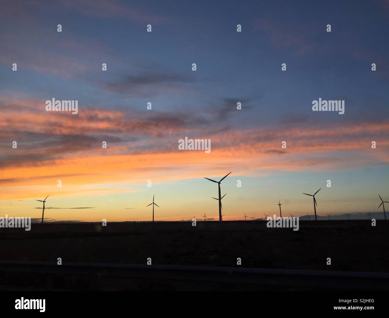 Éoliennes au coucher du soleil près de Barcelone en Espagne. - Image de stock capturée avec un smartphone
