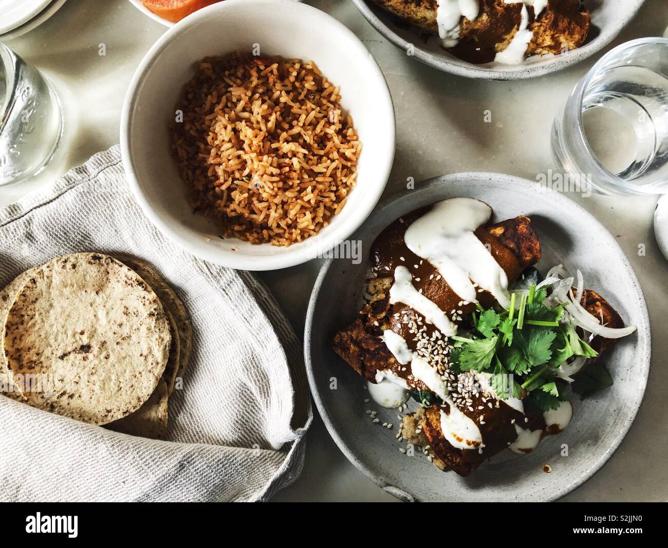 Les enchiladas avec Mole Poblano et riz - Image de stock capturée avec un smartphone