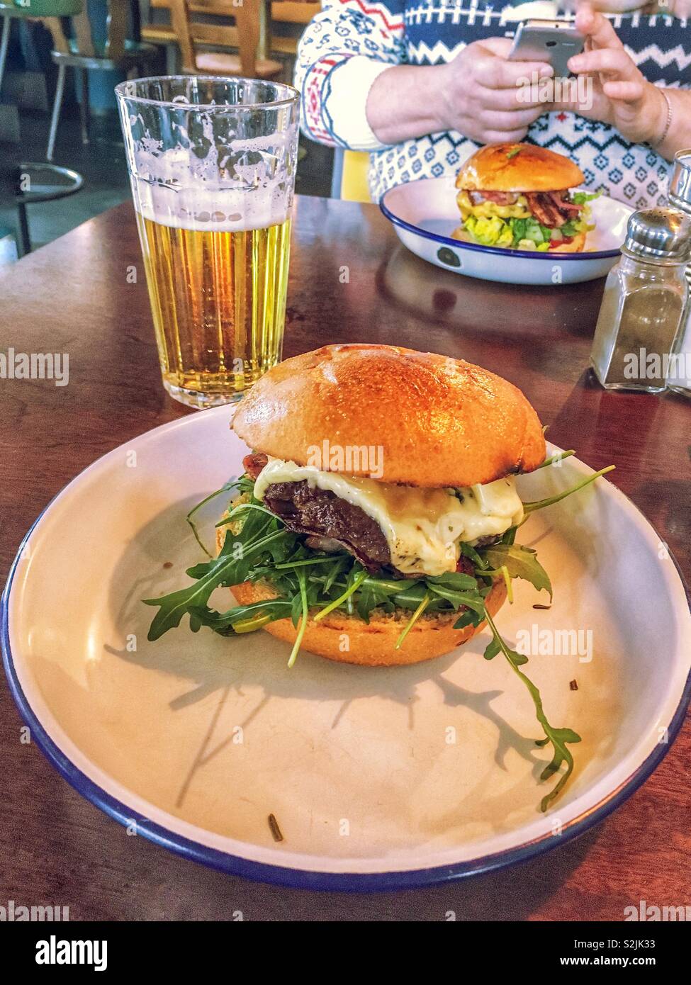 Des hamburgers et de la bière dans un café dans la ville de Hambourg Banque D'Images