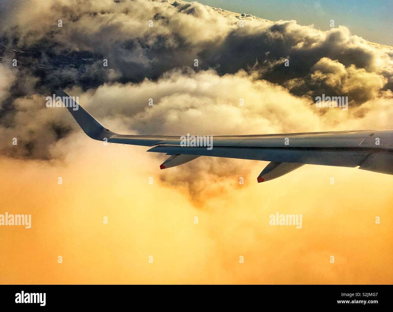Aile d'un avion de ligne en vol au-dessus des nuages orageux Banque D'Images