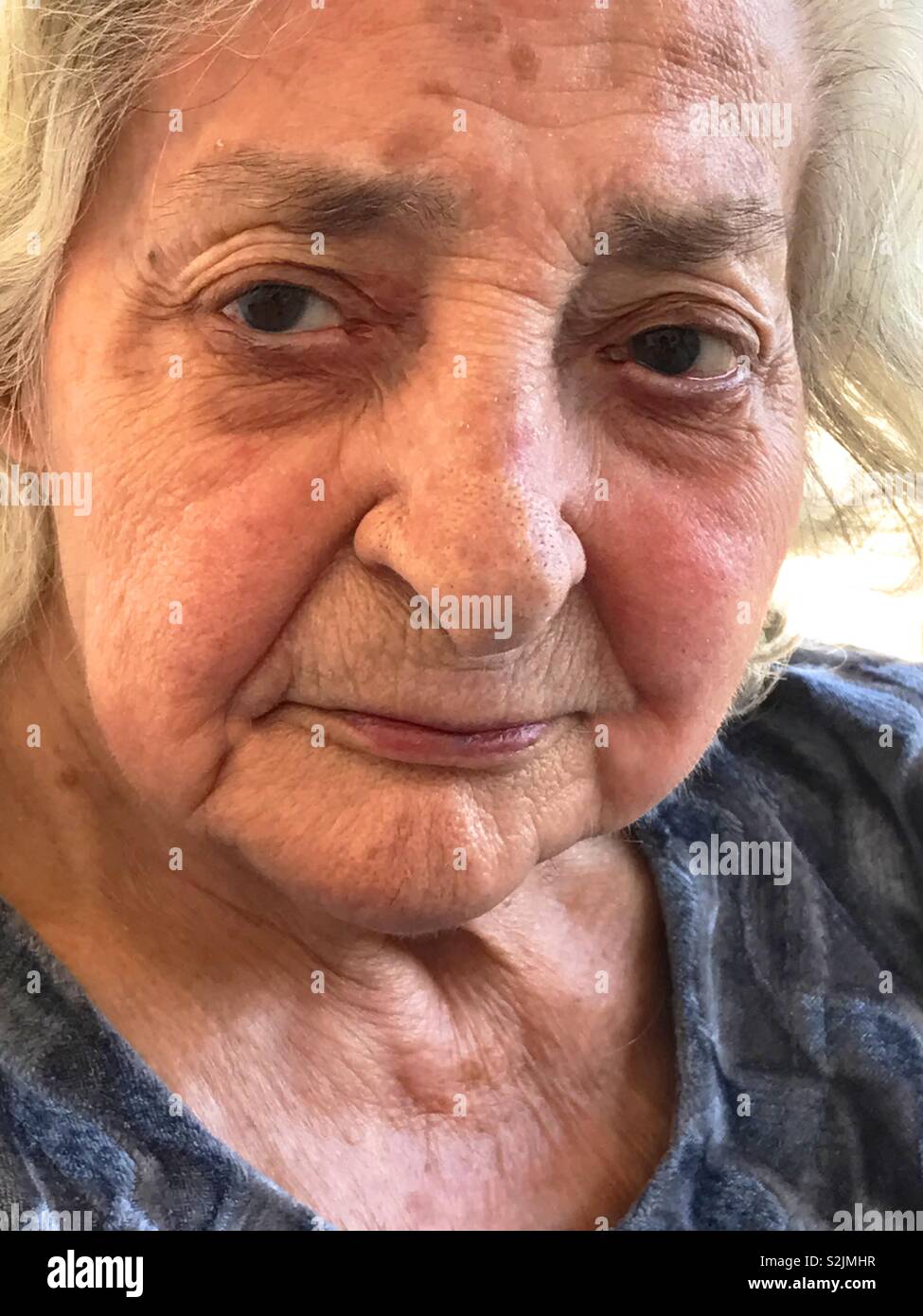 Portrait de vieille et belle dame. - Image de stock capturée avec un smartphone