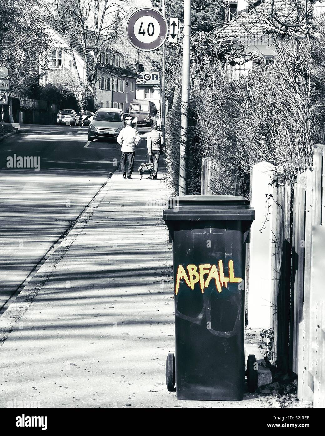 Abfall : poubelle dans une rue Suisse - Image de stock capturée avec un smartphone