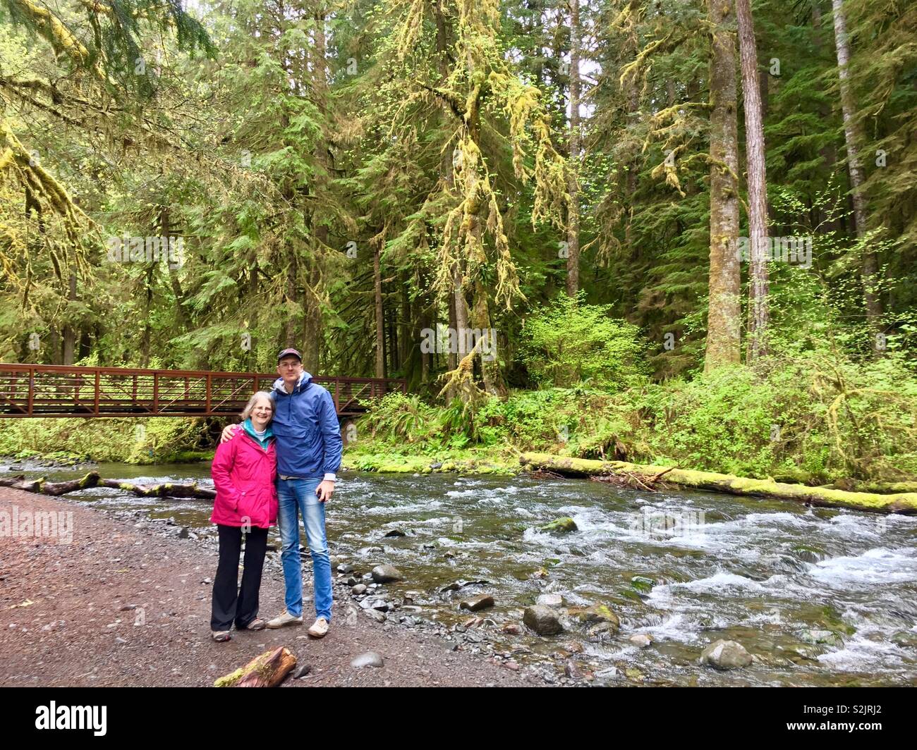 L'homme et de la femme devant des flux, Olympic National Park, Washington Banque D'Images