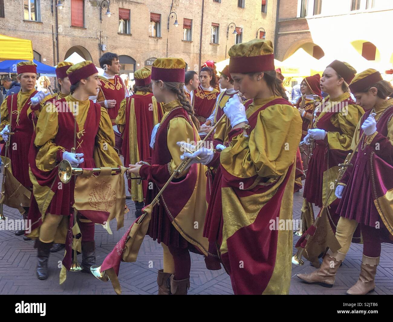 Procession des plus anciens participants en Italie Palio en costumes médiévaux de l'aube de Ferrara 03/26/1917 Banque D'Images