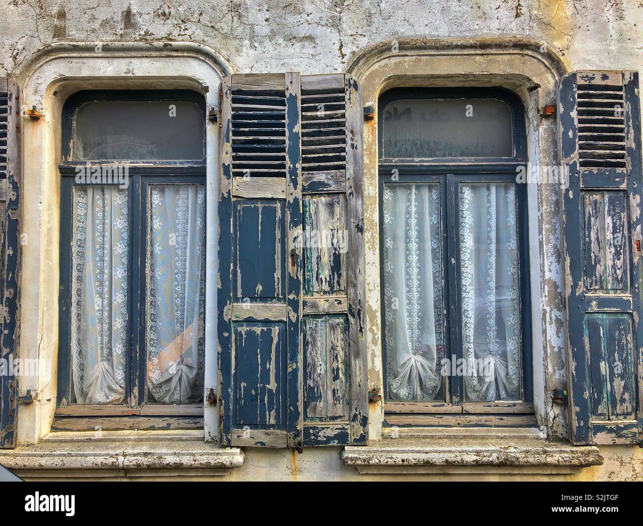 Vieux volets, dans une ville française Banque D'Images