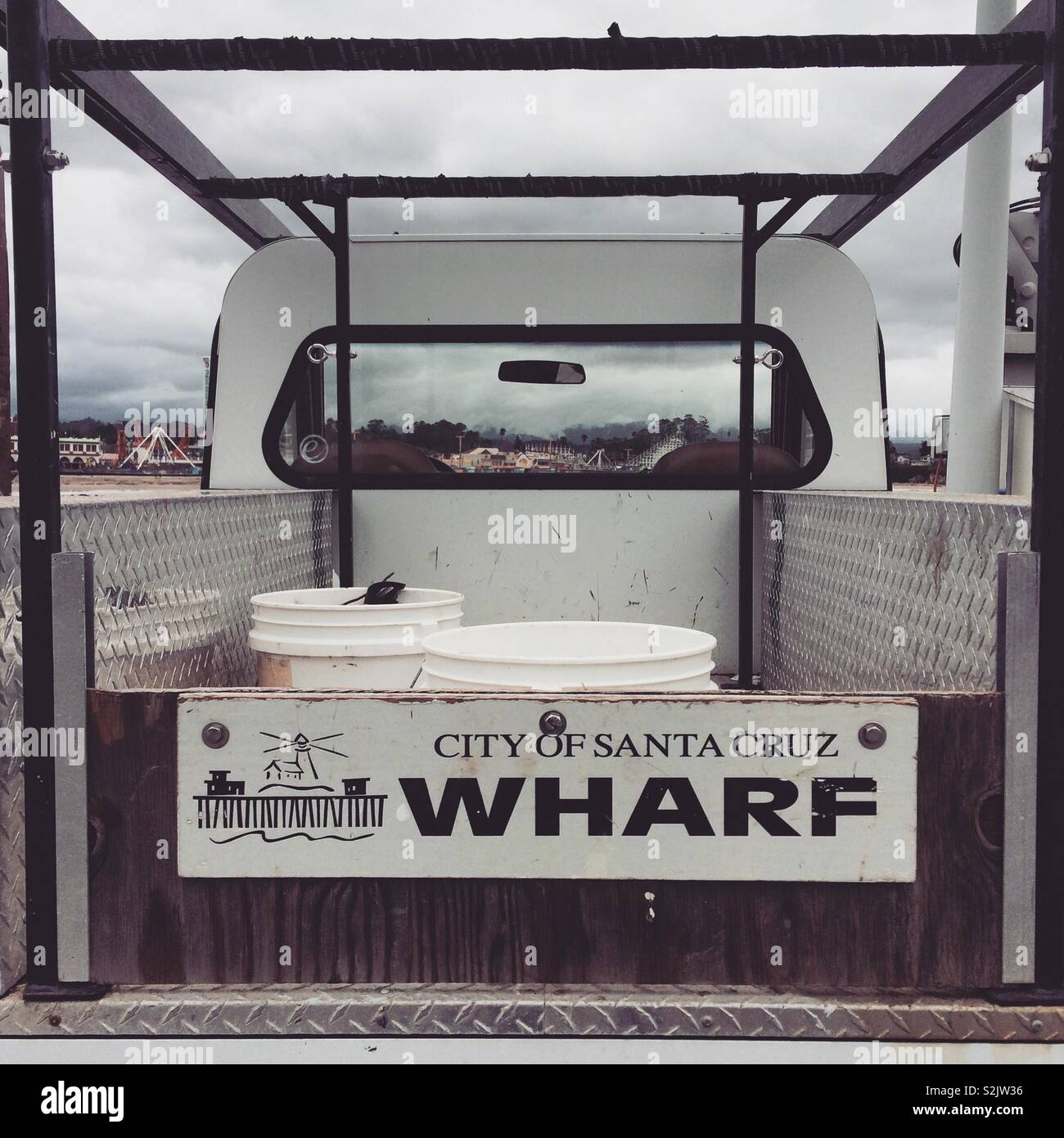 "Ville de quai de Santa Cruz" signe sur l'arrière d'un camion garé sur le quai, Santa Cruz, California, United States - Image de stock capturée avec un smartphone