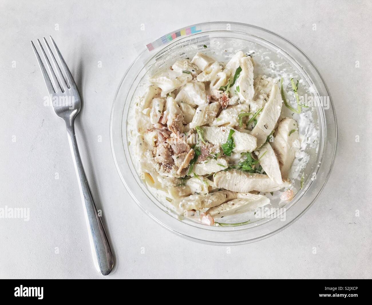 Salade de pâtes au poulet et bacon acheté dans un supermarché. Banque D'Images