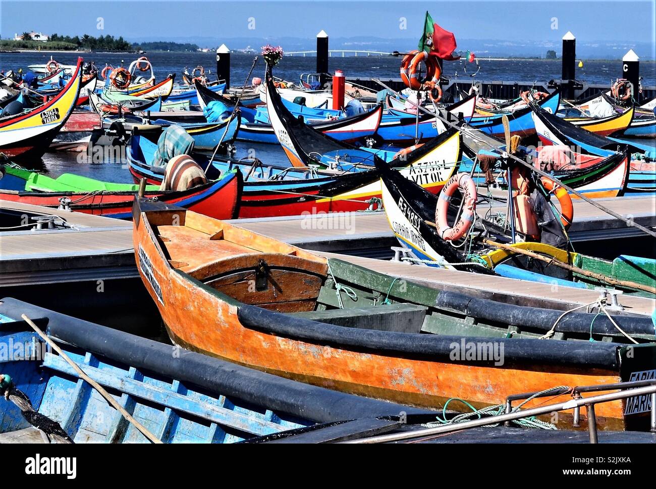 Les bateaux de pêche portugais dans le port Banque D'Images