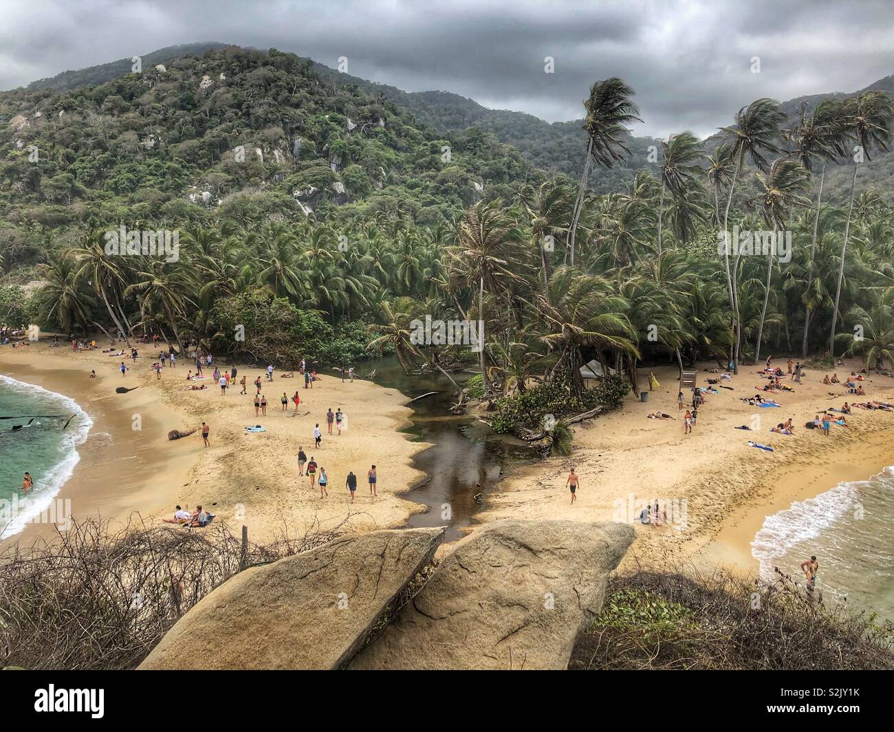 Une montagne, jungle et plage vue dans le Parc National Tayrona à Santa Marta, Colombie. Banque D'Images