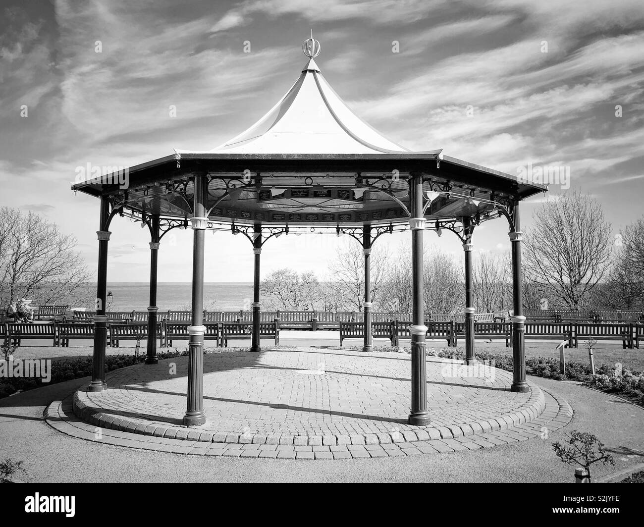 Le kiosque en Crescent Gardens, Filey, UK. Image en noir et blanc - Image de stock capturée avec un smartphone Le kiosque en Crescent Gardens, Filey, UK. Image en noir et blanc - Image de stock capturée avec un smartphone