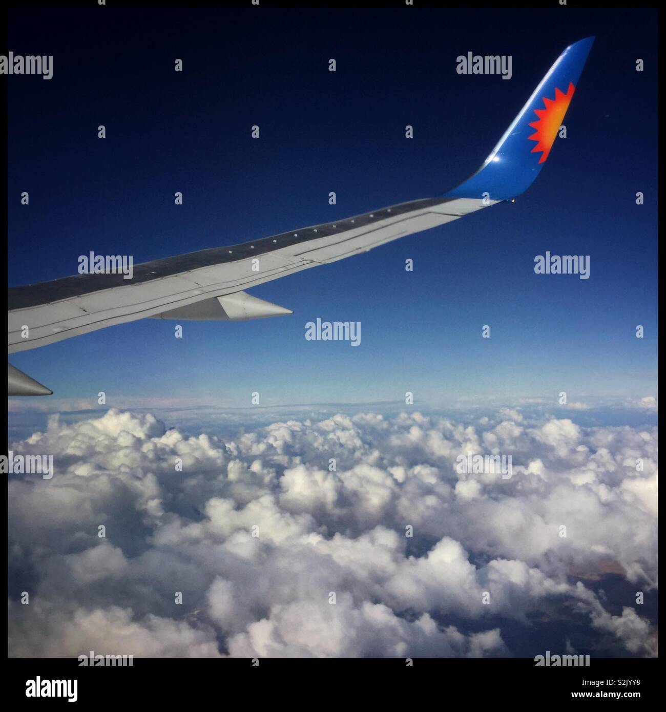Vue au-dessus des nuages sur le siège 26F sur un Jet2 avion venant de l'aéroport de Leeds Bradford (Royaume-Uni) à l'aéroport de Barcelone El Prat, Espagne. - Image de stock capturée avec un smartphone
