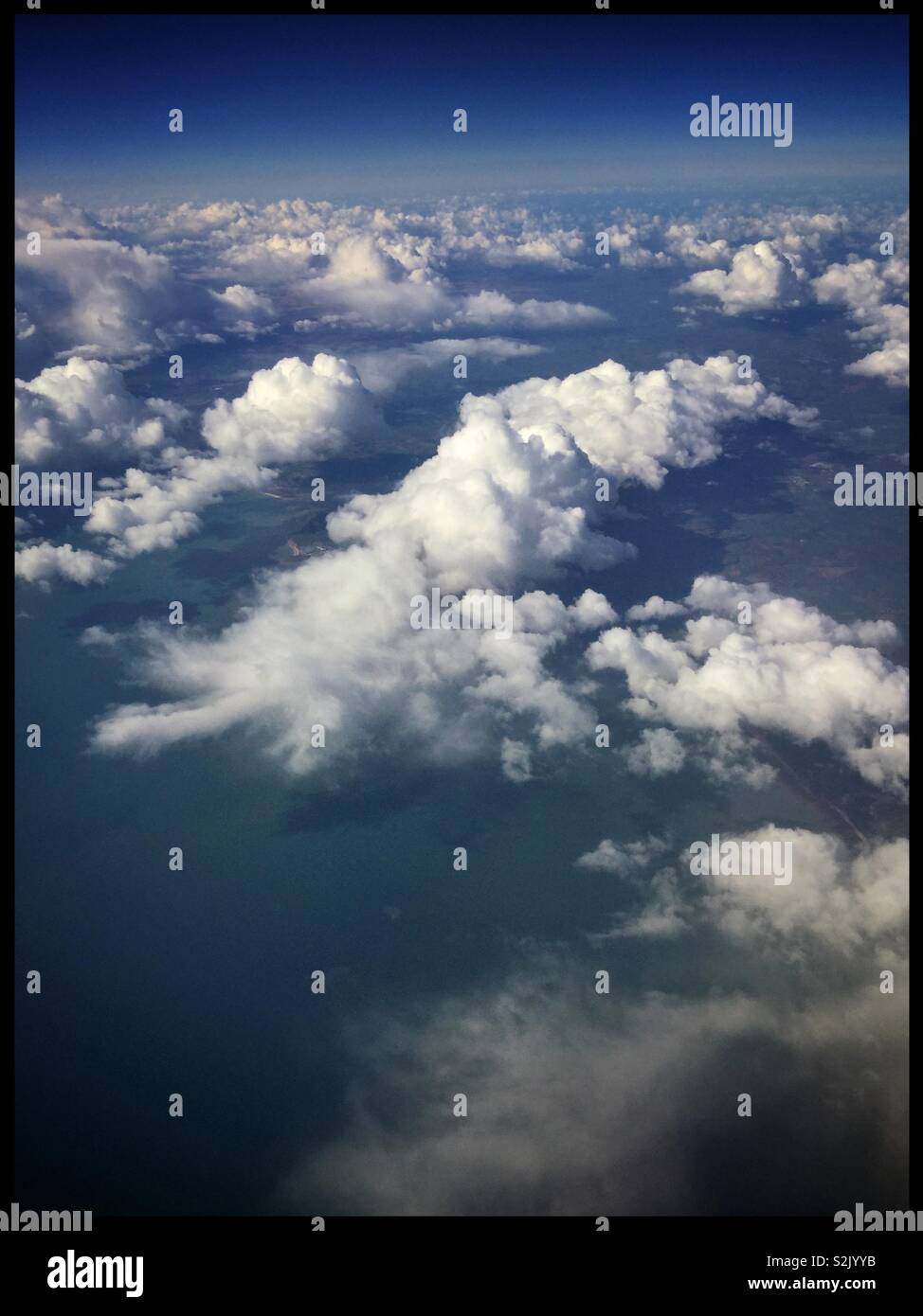 Vue au-dessus des nuages sur le siège 26F sur un Jet2 avion venant de l'aéroport de Leeds Bradford (Royaume-Uni) à l'aéroport de Barcelone El Prat, Espagne. Banque D'Images