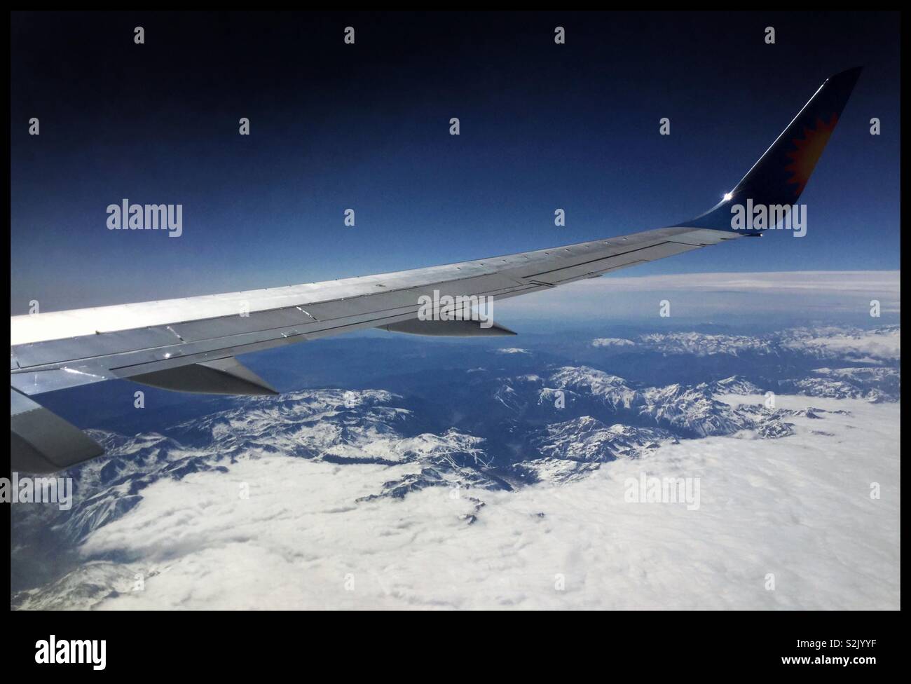 Vue au-dessus des nuages sur les Pyrénées depuis le siège 26F sur un Jet2 avion venant de l'aéroport de Leeds Bradford (Royaume-Uni) à l'aéroport de Barcelone El Prat, Espagne. - Image de stock capturée avec un smartphone