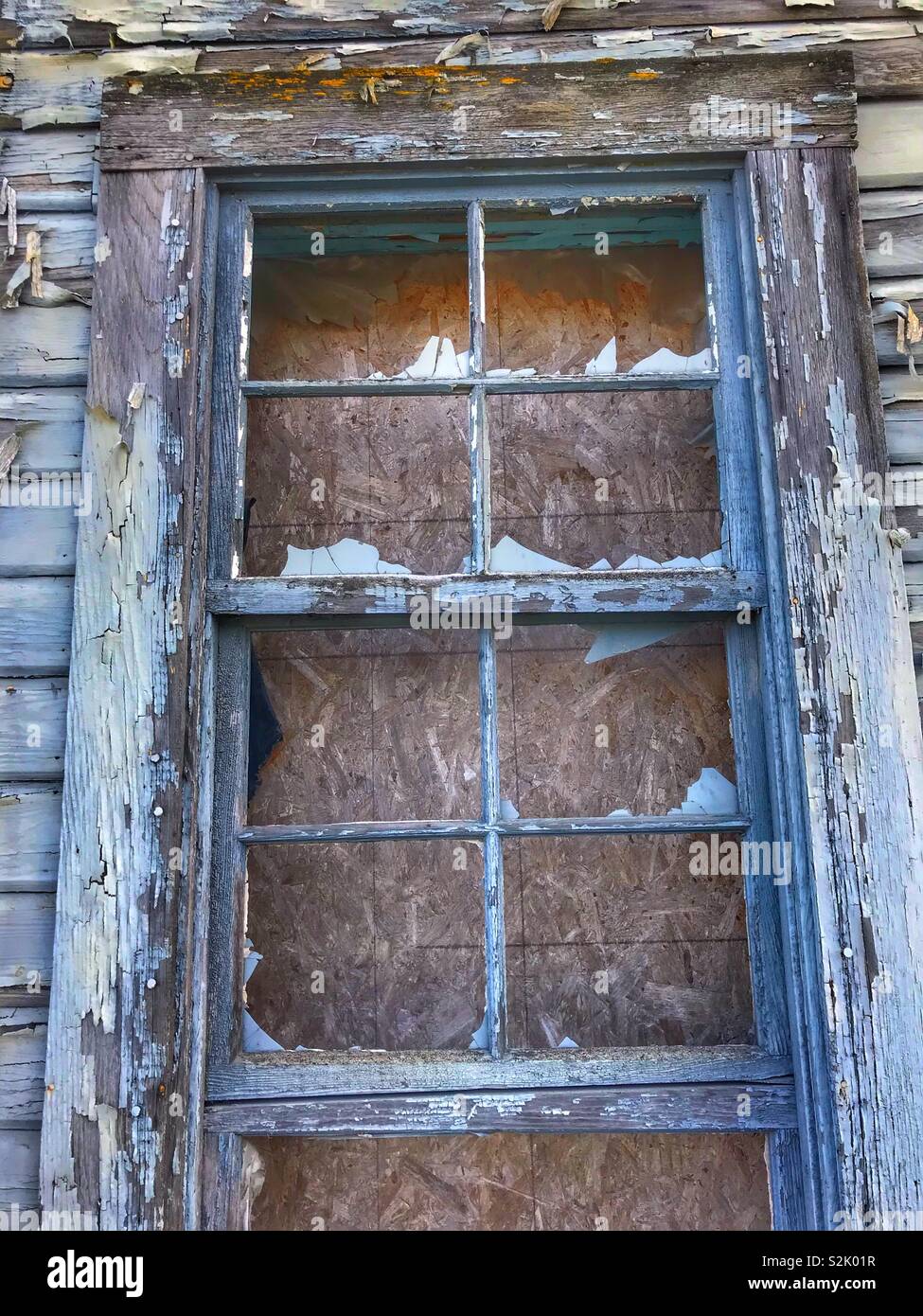 Vieille fenêtre avec son verre éclaté et barricadés. - Image de stock capturée avec un smartphone