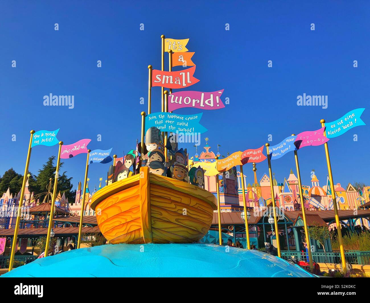 Affichage promotionnel pour la c'est un petit monde ride à Disneyland Paris. Banque D'Images