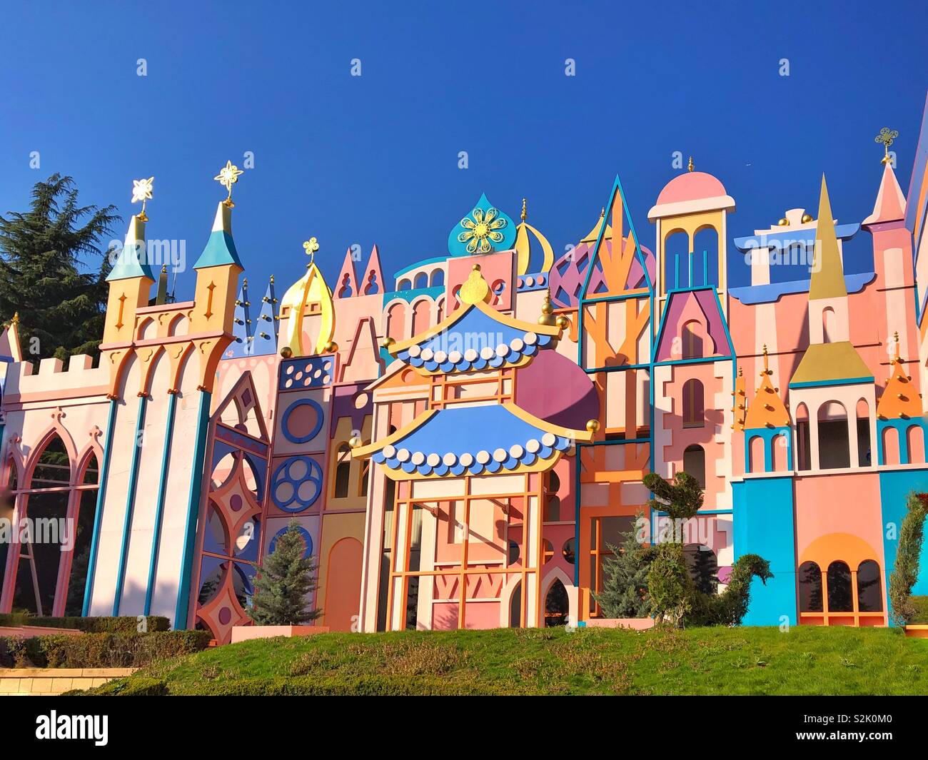 Façade de l 'It's a small world' ride at Disneyland Paris Banque D'Images