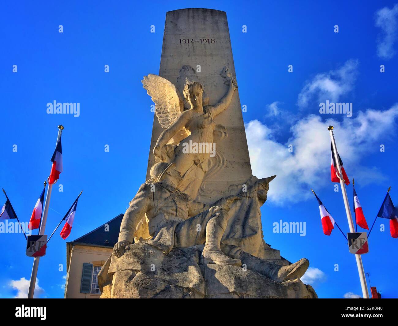 Monument aux morts de la Première Guerre mondiale dans la rue, dans le Nord de la France. Banque D'Images