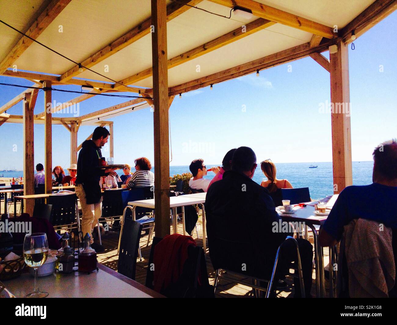 Terrasse sur la plage. Barcelone. La Catalogne. Espagne - Image de stock capturée avec un smartphone