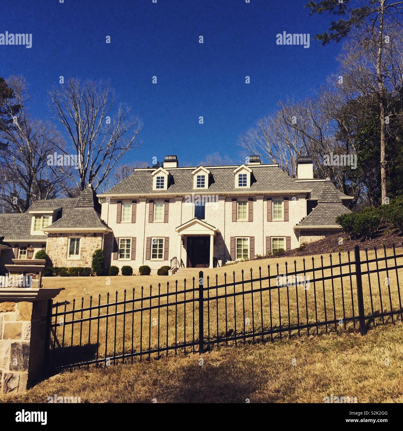 Une grande maison derrière une clôture, Atlanta, Georgia, United States Banque D'Images