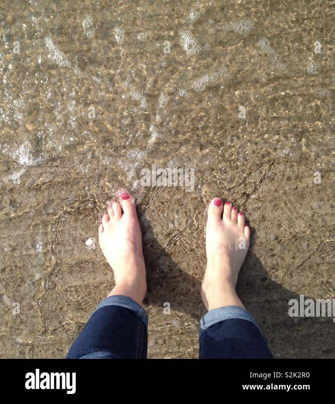 Tremper mes pieds dans la mer sur une plage au Royaume-Uni au cours de l'été Banque D'Images