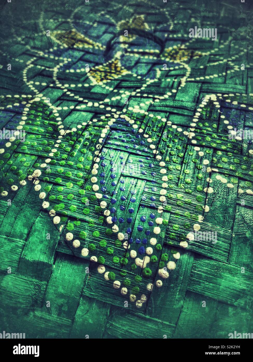 Points peints à la main sur une plante verte feuille sur un tissu vert contenant dim sum chinois comme une plaque. Banque D'Images