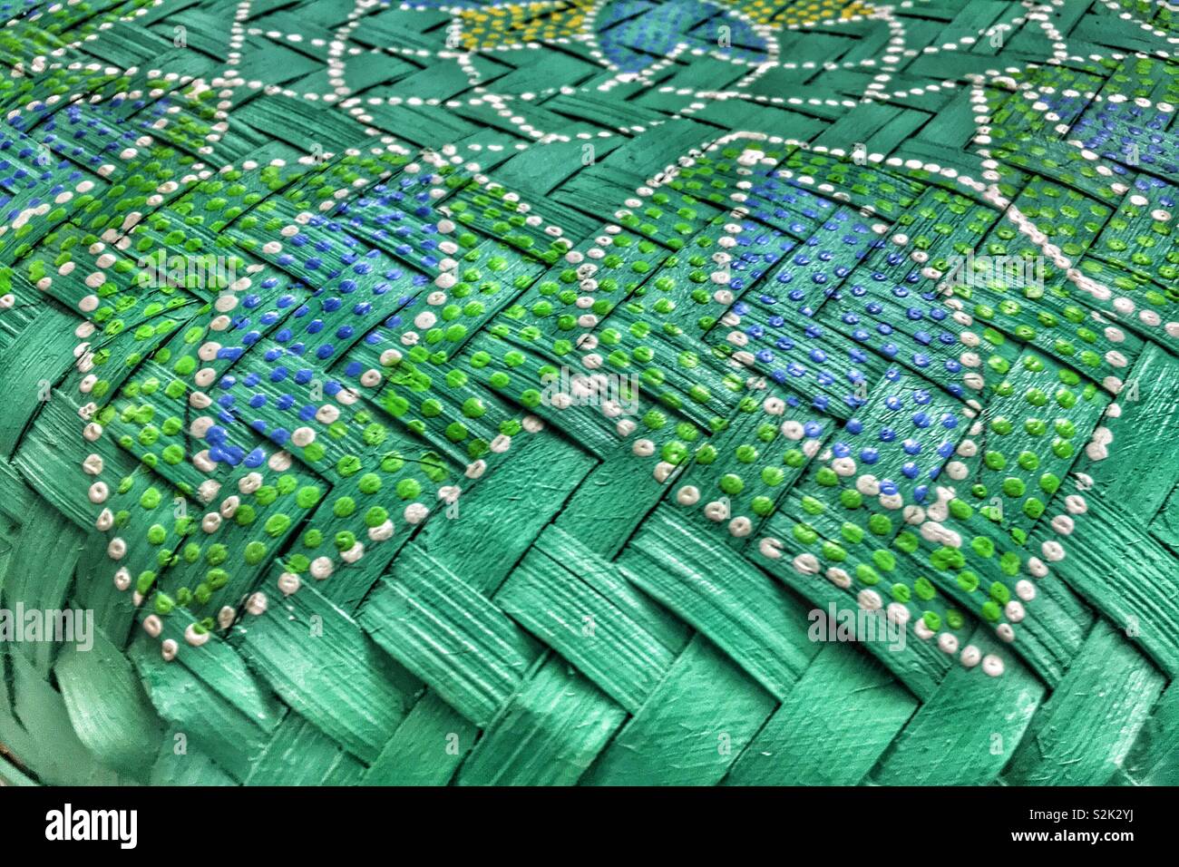 Tissé vert peint à la main dim sum avec décoration contenant deux feuilles des plantes décrites par des points sur une plaque de cuisine chinoise. Banque D'Images