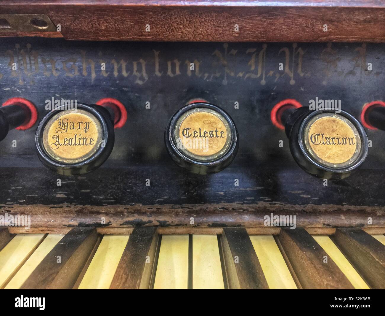 Aeoline harpe, célesta, Clarion clefs mis en évidence sur un orgue ancien clavier de console d'un orgue en bois ancien. Banque D'Images