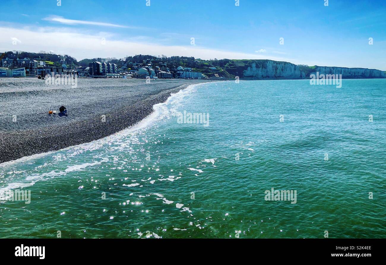 Bleu de la mer, plage de galets et falaises de Fécamp, Normandie,France sous un ciel bleu clair - Image de stock capturée avec un smartphone