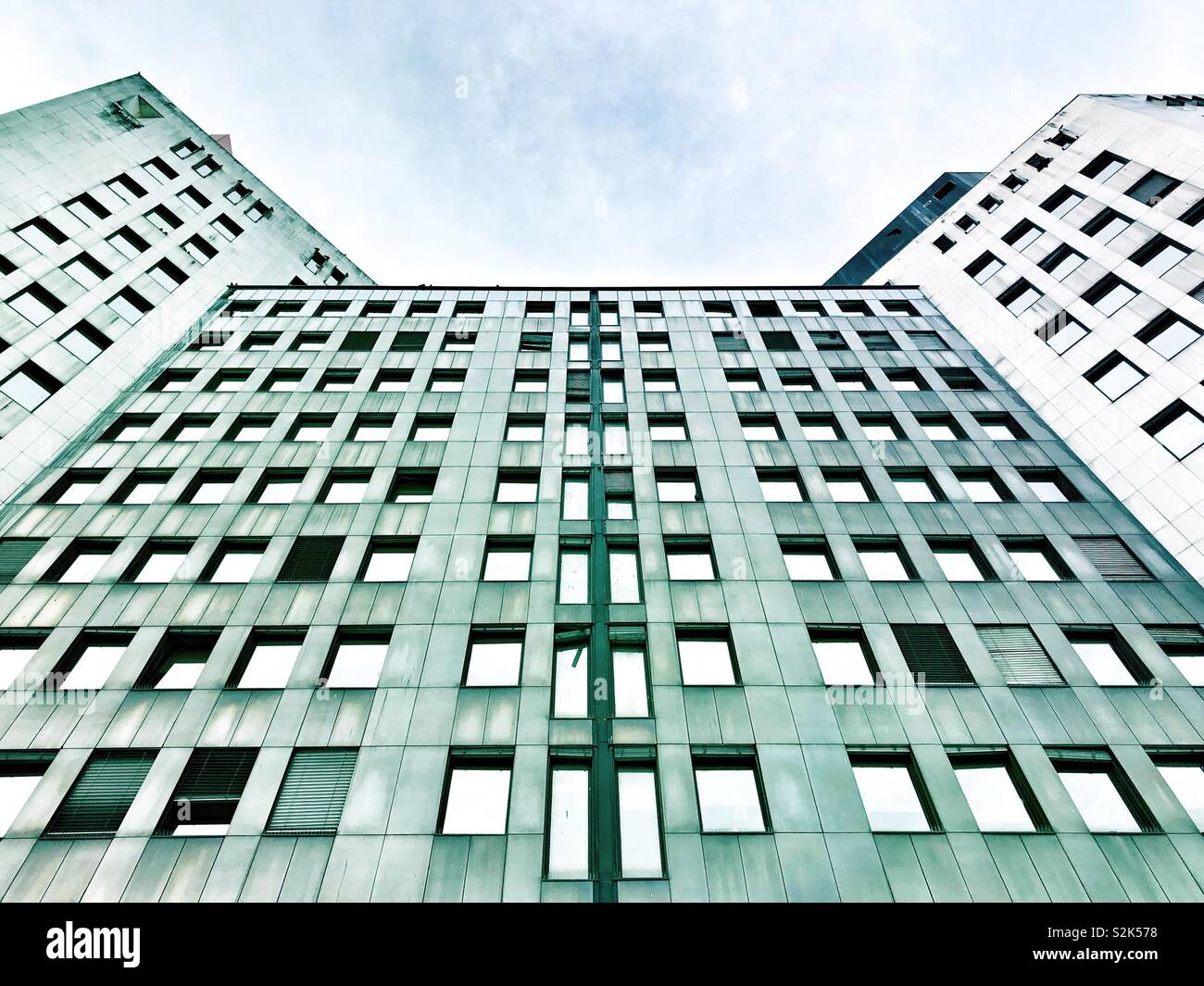 Rangées de fenêtres, façade d'un immeuble de bureaux - Image de stock capturée avec un smartphone