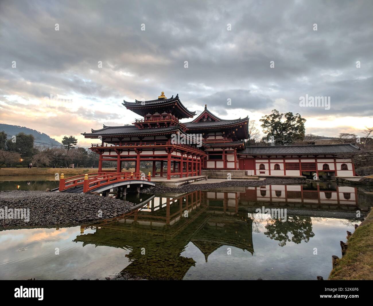 Trésor National Japonais spectaculaire temple bouddhiste Architecture Phoenix Hall, Byodoin, Uji, Kyoto, Japon Banque D'Images