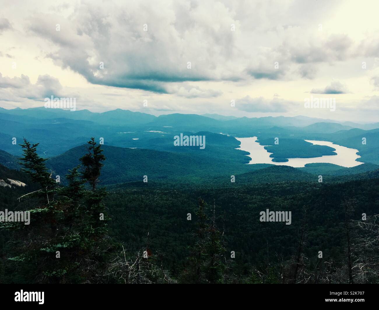 Vue du lac Placid de Whiteface Mountain Adirondack dans State Park, New York, USA - Image de stock capturée avec un smartphone