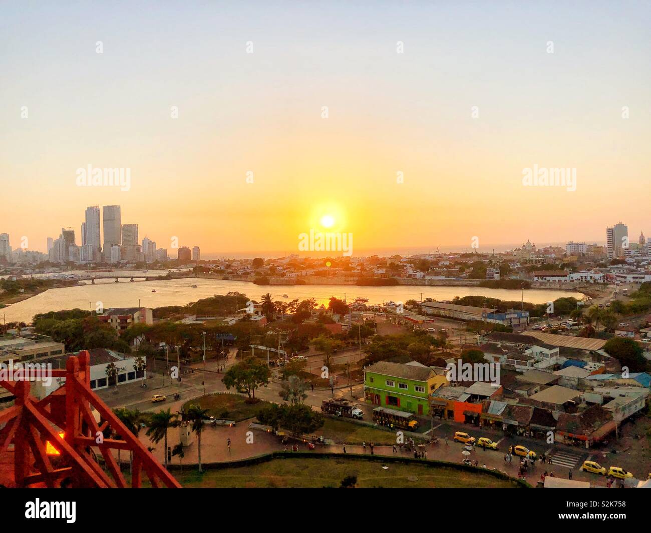 Coucher de soleil sur Cartagena, vu de Castillo San Felipe, la Colombie. Banque D'Images