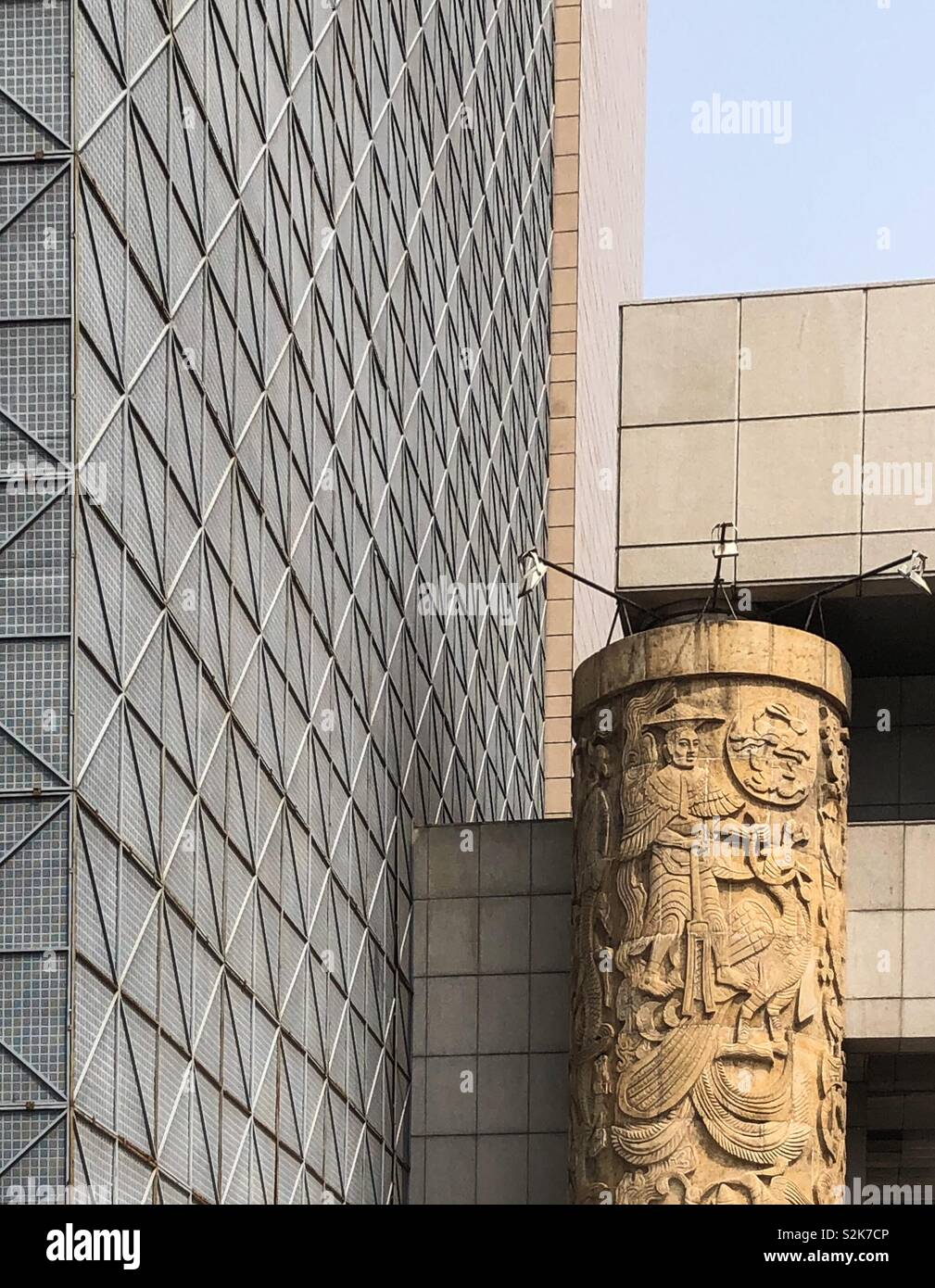 L'architecture contemporaine à Beijing, Chine, hochant la tête en direction de la tradition via photos sur un cylindre en béton - tout le bâtiment à gauche couvert dans les échafaudages modernes Banque D'Images