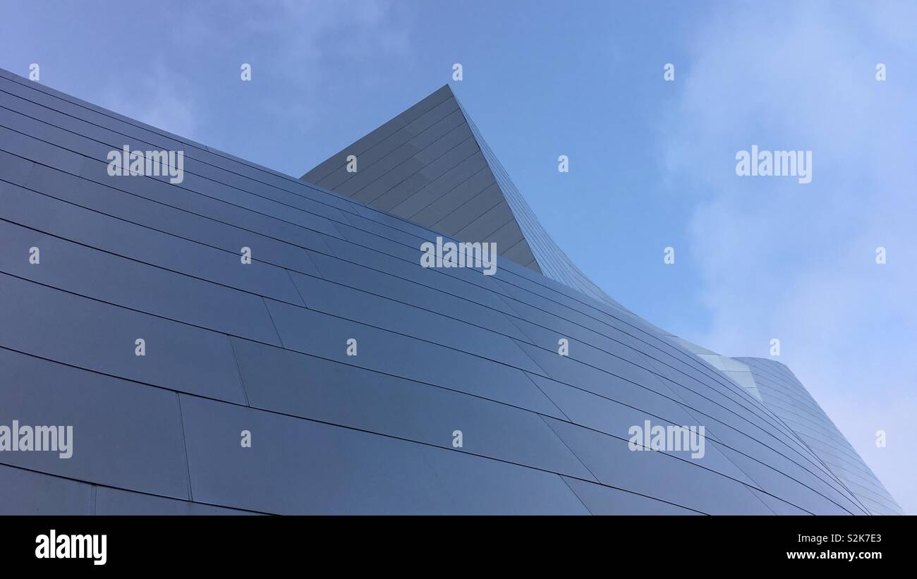 LOS ANGELES, CA, mars 2019 : abstract detail du Walt Disney Concert Hall, conçu par l'architecte Frank Gehry, et situé dans le centre-ville - Image de stock capturée avec un smartphone