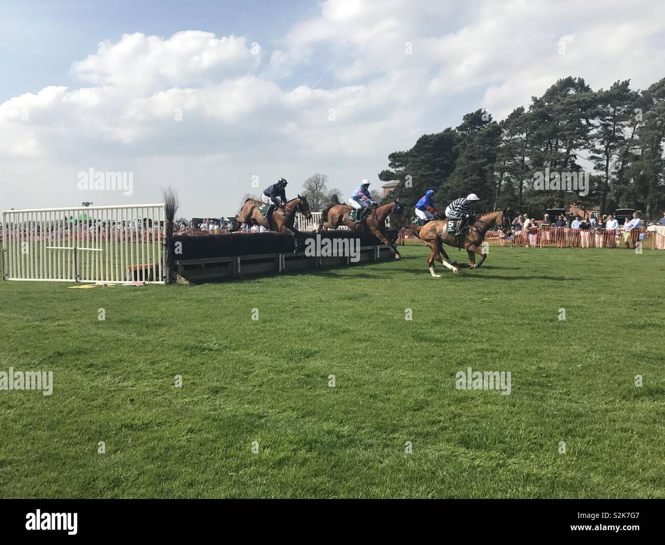 Événement course de chevaux Chevaux sautant un obstacle Banque D'Images