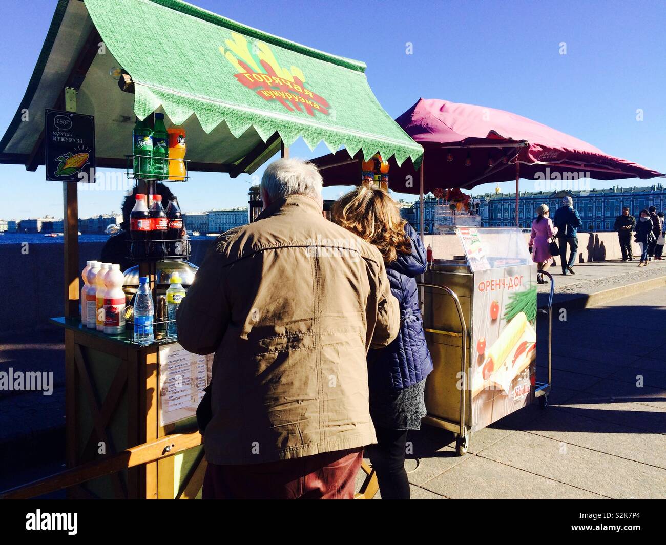 Les gens qui achètent de la nourriture et des boissons à un décrochage de vendeurs d'aliments sur la Neva à Saint-Pétersbourg en Russie - Image de stock capturée avec un smartphone