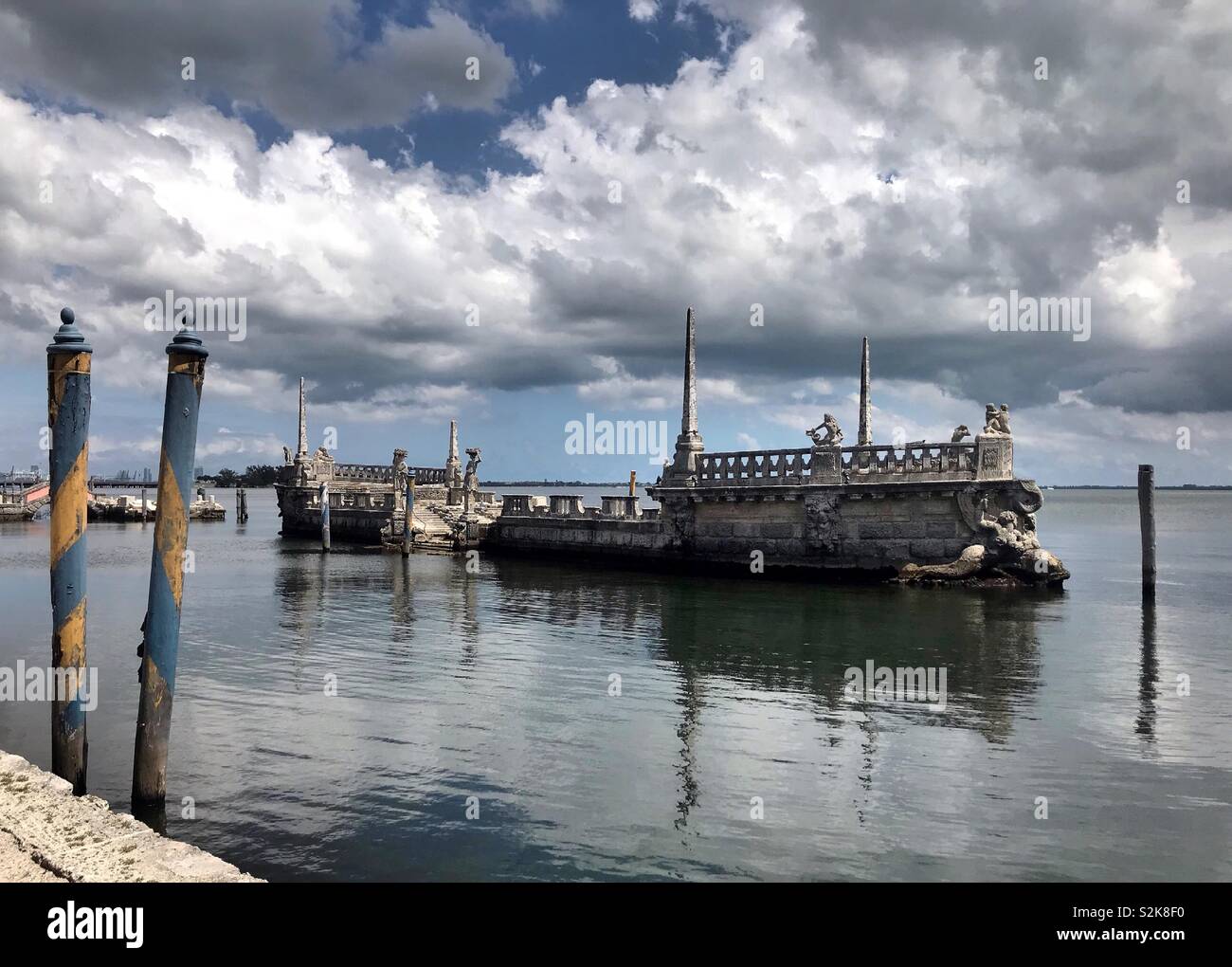 Barge de pierre à l'extérieur à Vizcaya Museum Banque D'Images