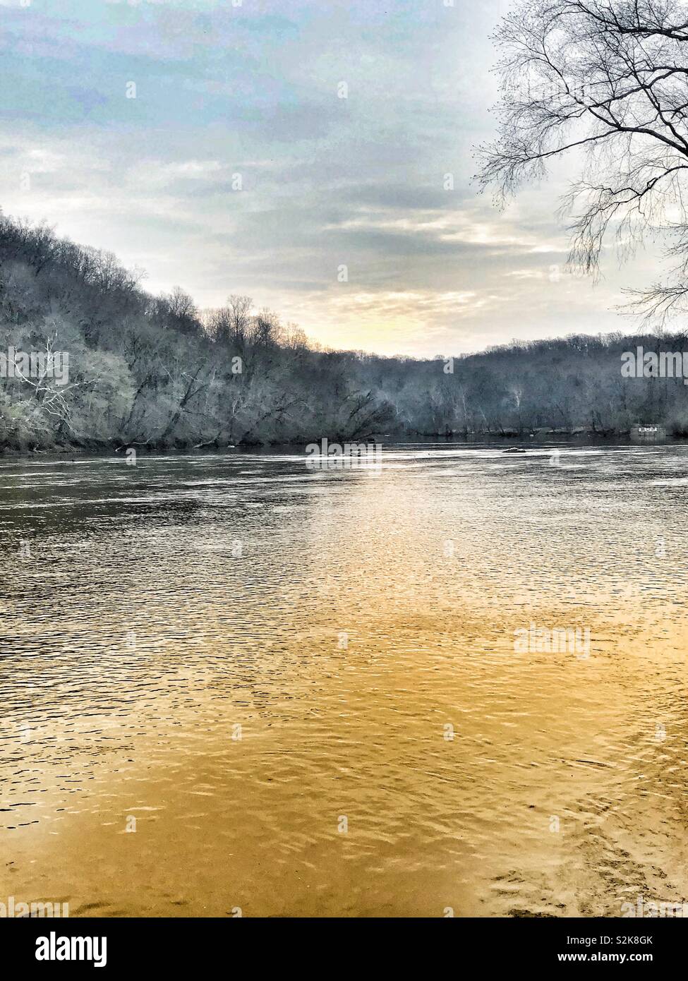 Soleil matinal sur une rivière à Fredericksburg Virginia Banque D'Images