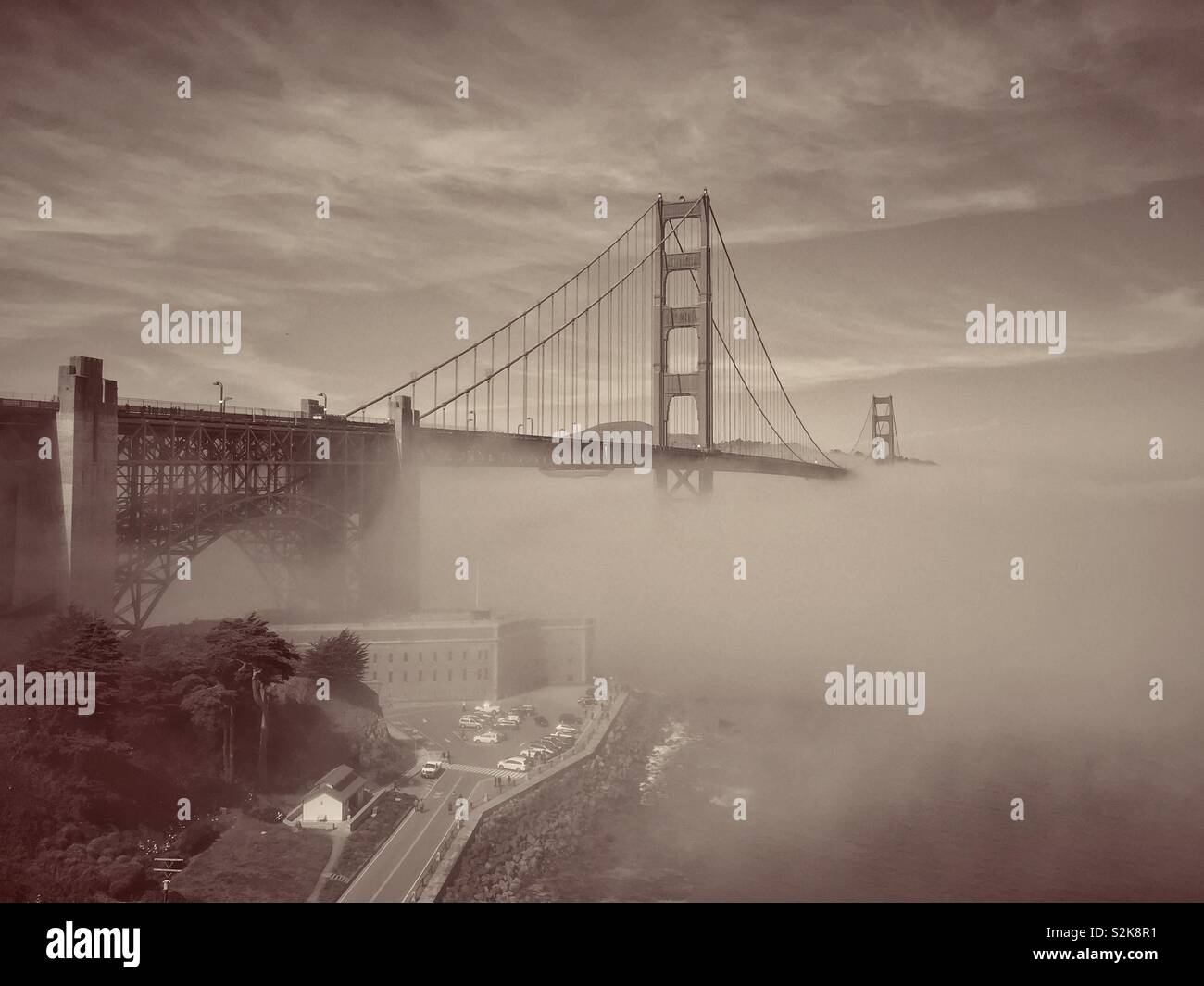Sous forme de brouillard sous le Golden Gate Bridge, San Francisco, California, USA Banque D'Images