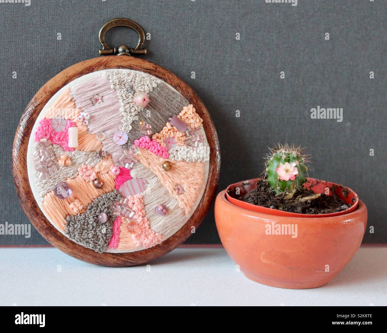 Brodé main Textile Art Wall Hanging Styled with mini cactus Banque D'Images