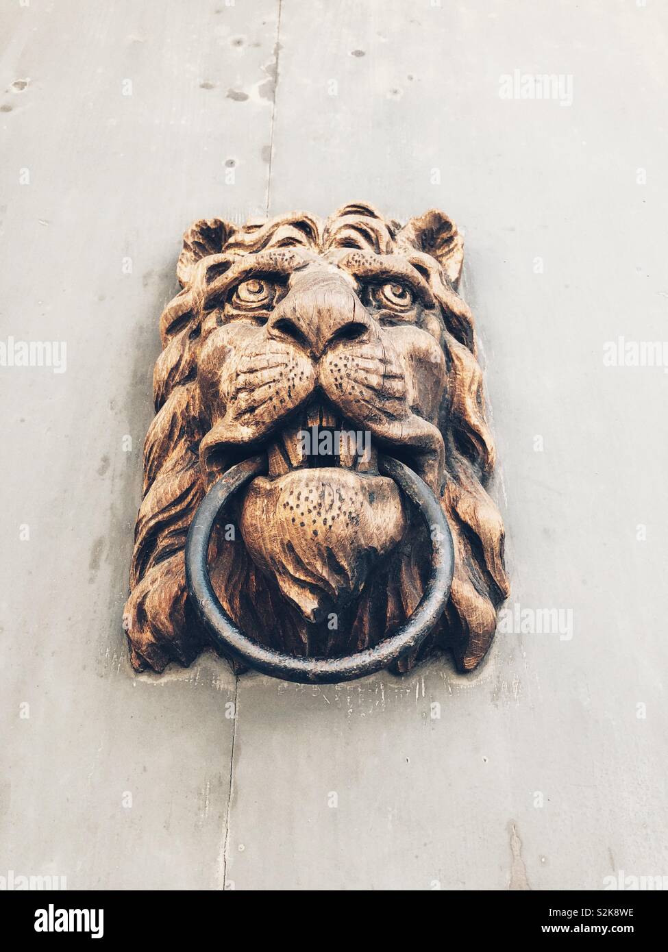 En forme de tête de lion heurtoir - Image de stock capturée avec un smartphone