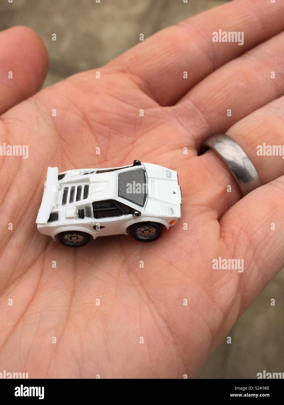 Lamborghini voiture miniature jouet dans la paume de la main. Monde dans votre palm, tenant un rêve et métaphore de la richesse ou de richesses ? Hot Wheels - Image de stock capturée avec un smartphone