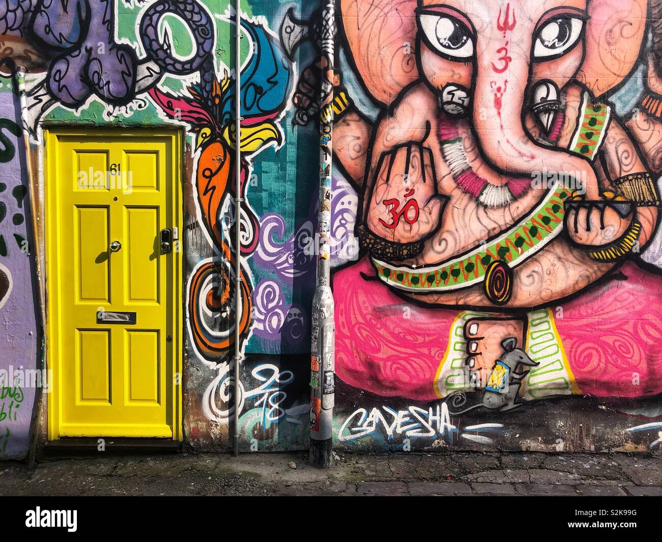 Porte jaune à côté d'une belle fresque d'inspiration hindoue dans le centre de Brighton, Sussex/UK Banque D'Images