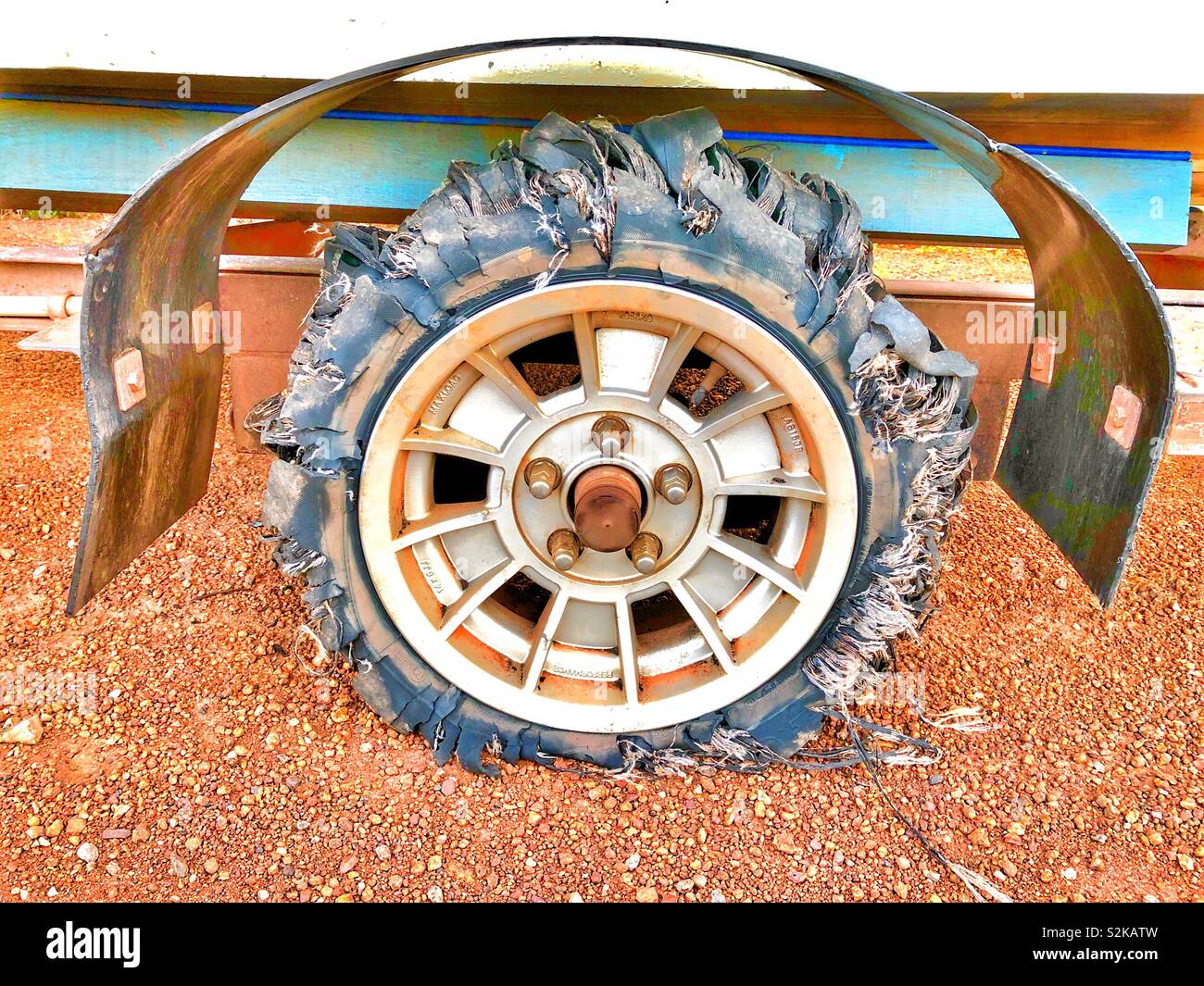 Télévision et déchiquetés, des pneus de la remorque dans l'outback australien. - Image de stock capturée avec un smartphone